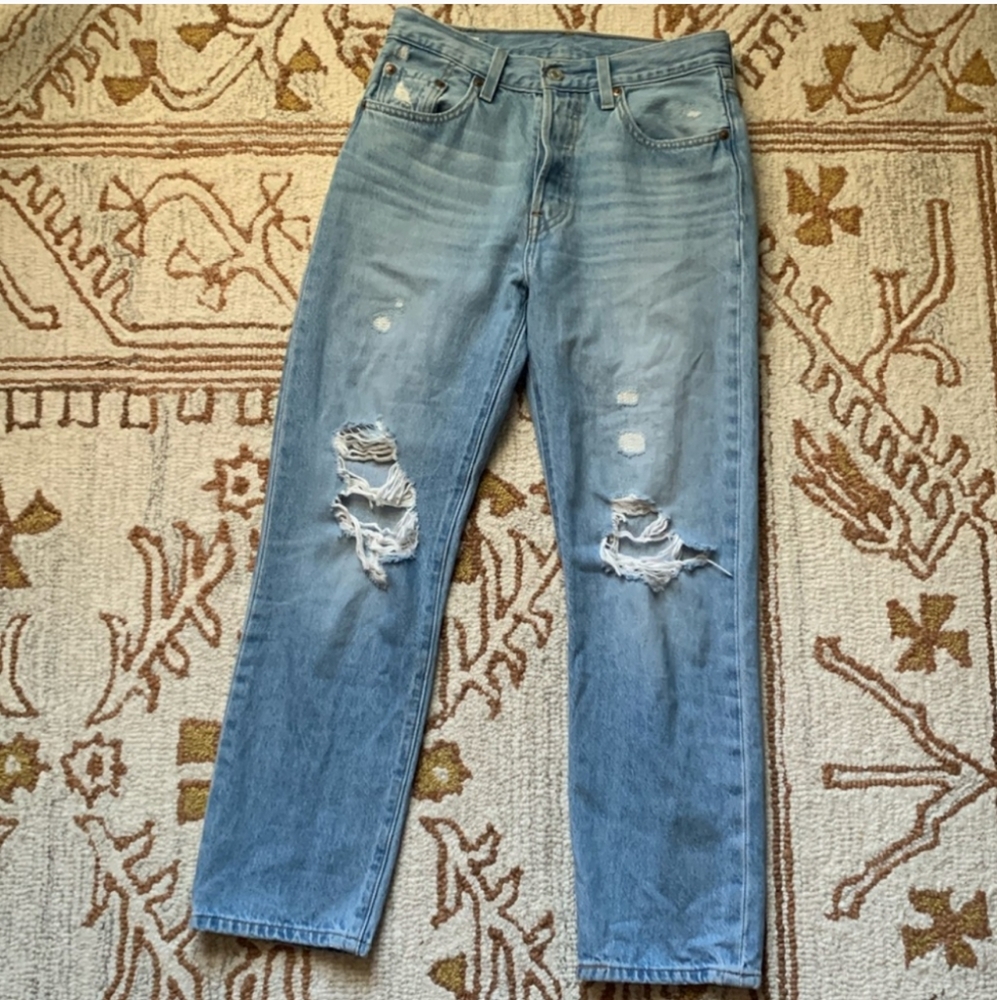 🩵LEVI’S 501 Light Wash Distressed Denim